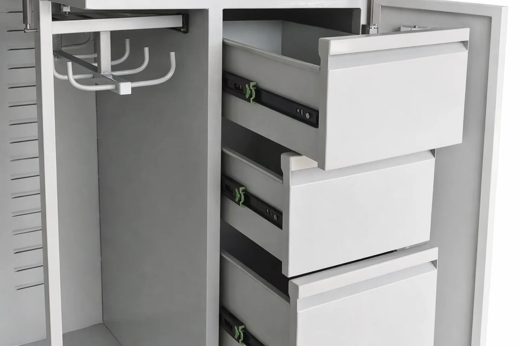 Nyeregszekrény- számzáras, kihúzható tárolókkal