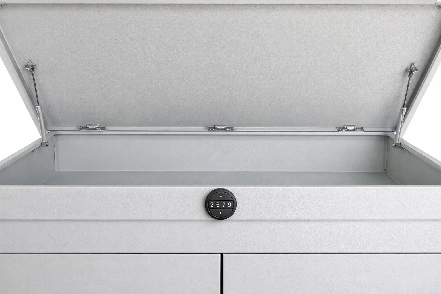 Nyeregszekrény- számzáras, kihúzható tárolókkal