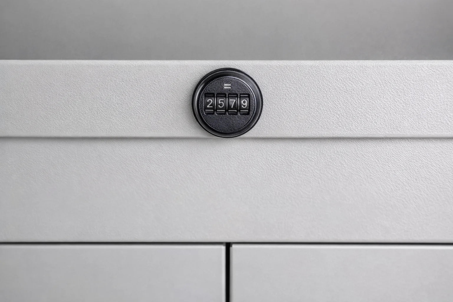 Nyeregszekrény- számzáras, kihúzható tárolókkal