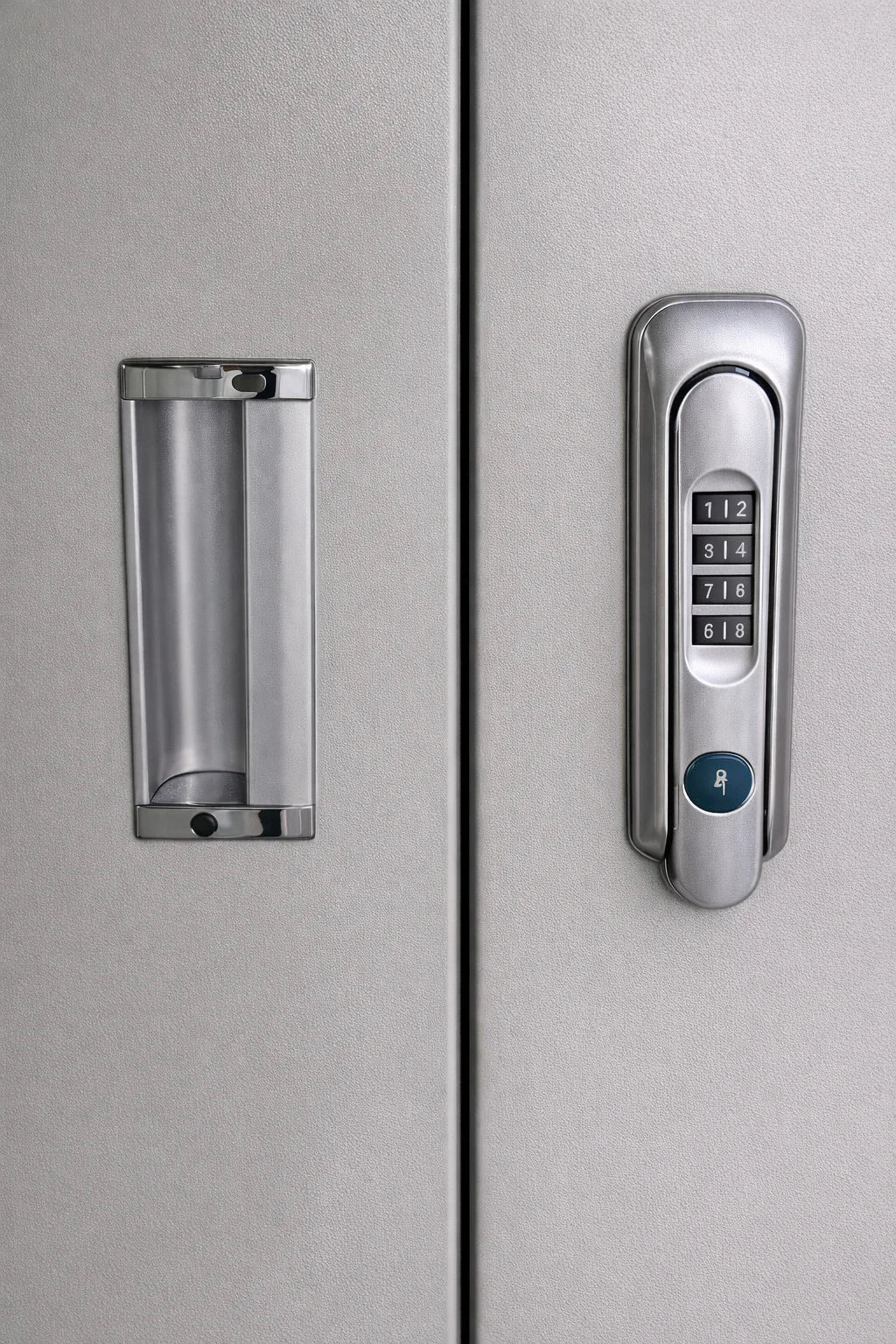 Nyeregszekrény- számzáras, kihúzható tárolókkal